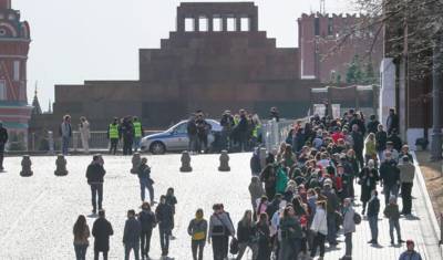 ФотКа дня: к мощам Ленина в мавзолей снова стоят очереди