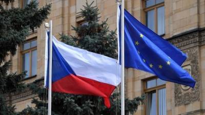 Посигналили на прощание. Чешские дипломаты покинули посольство в Москве — видео