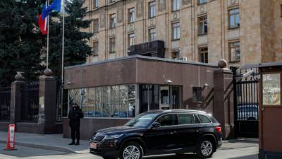 Колонна машин выехала из посольства Чехии в Москве