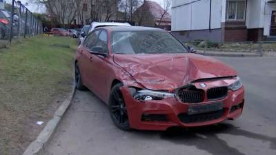 Пьяный водитель протаранил пять машин на парковке в Москве