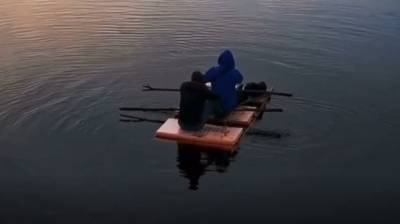Видео: двое мужчин провели выходные, плывя на плоту по реке в Сосновом Бору