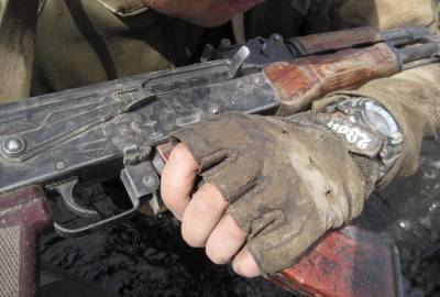 На Донбассе боевик выстрелил в 15-летнюю девочку
