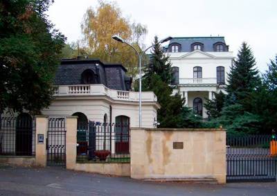 Мэрия Праги потребовала вернуть часть парка, «оккупированную» посольством России
