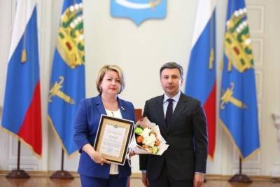 Александр Шарыкин вручил награды лучшим работникам региональной службы занятости