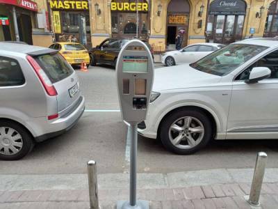 У Києві почали тестувати автомати для автоматичної фотофіксації порушень правил паркування (фіксується час парковки, номери автомобіля та відповідність ПДД)