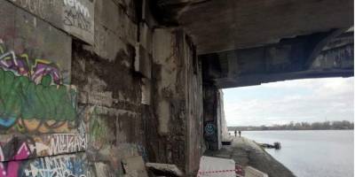 СМИ сообщили об обвале конструкций моста Метро. В Киевавтодоре объяснили, что произошло на самом деле