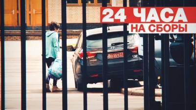 Дипломаты покидают территорию посольства Чехии в Москве — видео
