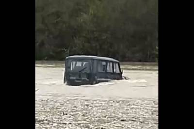 В районе Геленджика УАЗ с пассажирами застрял посреди реки