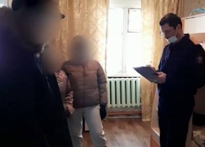 Мужчина в Якутии проводил жену в больницу и зарезал двух маленьких сыновей