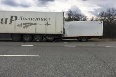 Водитель фуры погиб на трассе в Ростовской области