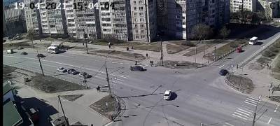 Автомобиль сбил подростка на самокате на пешеходном переходе в Петрозаводске (ВИДЕО)