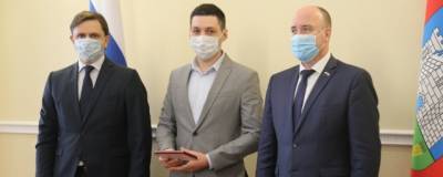 В Орловской области наградили хирургов, которые пришили мужчине оторванную кисть