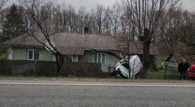 На Прикарпатье авто полиции влетело в жилой дом