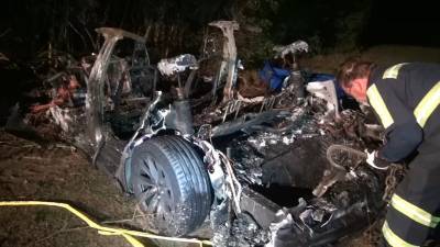 2 человека погибли в предположительно беспилотном автомобиле Tesla в результате аварии