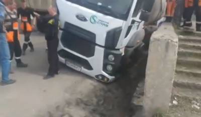 В Лисичанске при ремонте дороги грузовик-битумовоз провалился в ливневку