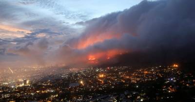 Эвакуировано 50 тысяч человек: в Кейптауне горит Столовая гора, названная "Седьмым чудом природы"