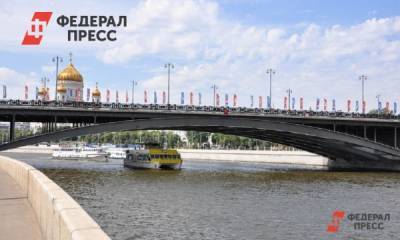 В центре Москвы девушка упала в воду с моста