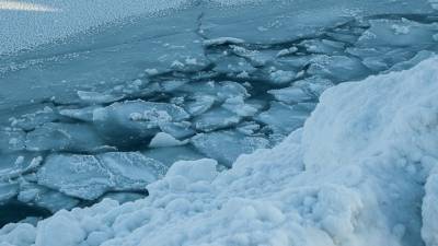 Двое жителей Иркутской области погибли, провалившись на машинах под лед