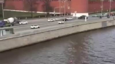 В центре Москвы девушка упала в реку, пытаясь сделать эффектное фото