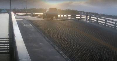 Во Флориде автомобиль перепрыгнул через поднимающийся разводной мост (видео)
