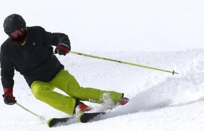 Российский лыжник на соревнованиях врезался в дерево и погиб