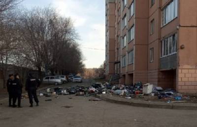 Житель Магнитогорска выбросил в окно 120 тыс. рублей, мебель и бытовую технику