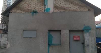 "Киевблагоустройство" забросали лампами с зеленкой и расписали стены: один из хулиганов задержан