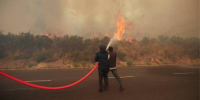Людей эвакуировали. В ЮАР масштабный пожар уничтожил ряд исторических памятников, есть пострадавшие — видео