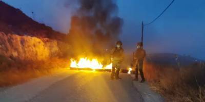 Палестинцы забросали камнями и подожгли израильский автомобиль (видео)