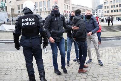В Брюсселе полиция разогнала митинг против коронавирусных ограничений