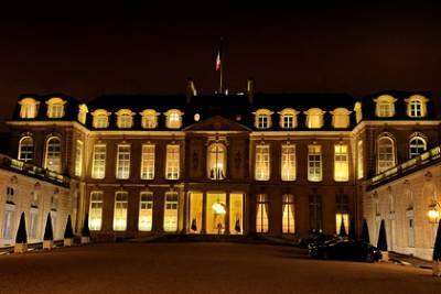 Во Франции мужчина пробрался в Елисейский дворец с горящей бутылкой