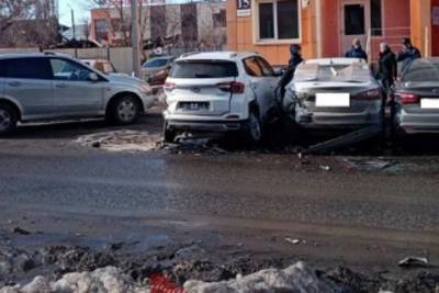 В Оренбурге иномарка «Ниссан» повредила несколько машин