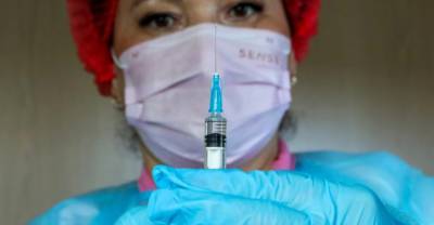 Гинцбург назвал сроки окончания испытаний вакцины "Спутник V" в России