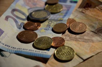 Эксперт назвал оптимальные валюты для инвестиций