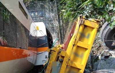 На Тайване сошел с рельсов пассажирский поезд, есть жертвы
