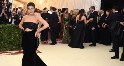 "Круче, чем Ким": Кайли Дженнер показала соблазнительный красный наряд и роскошную фигуру