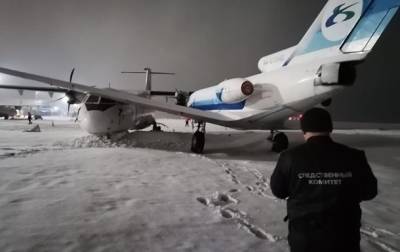 В российском аэропорту на стоянке столкнулись два самолета