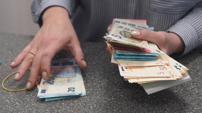 Аналитик дал советы по выбору валюты для вложения средств
