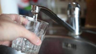 Терапевт предупредила о последствиях питья воды из-под крана