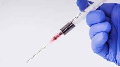 Британский регулятор заявил о 30 случаях тромбоза после вакцины AstraZeneca