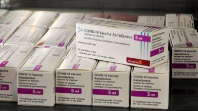 Британский регулятор выявил 30 случаев тромбоза после вакцины AstraZeneca