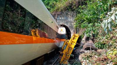 На Тайване сошел с рельсов пассажирский поезд: есть жертвы