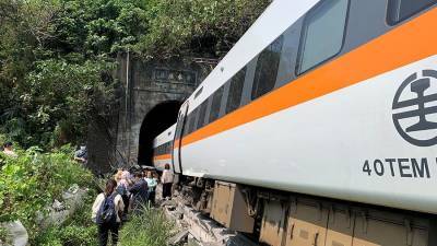 В результате схода поезда с рельсов на Тайване погибли сорок человек