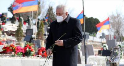 Военное руководство Армении возложило цветы к могилам героев Апрельской войны