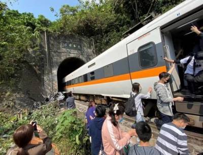 На Тайване десятки жертв в результате аварии поезда (ВИДЕО) и мира