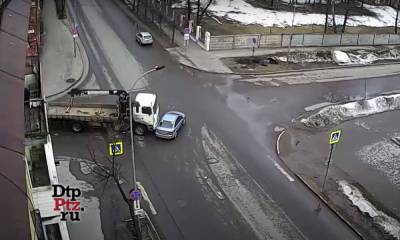 На перекрестке в Петрозаводске грузовик врезался в легковушку
