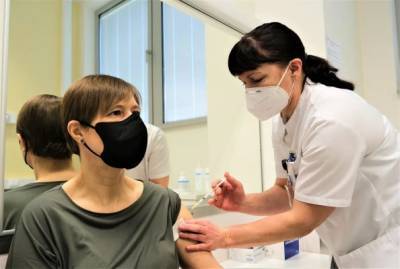 Президент Эстонии Керсти Кальюлайд привилась второй дозой вакцины AstraZeneca