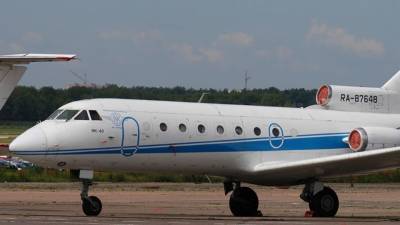 Самолет ATR-72 наехал на Як-40 в аэропорту Сургута