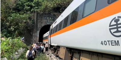 В результате схода поезда с рельсов на Тайване погибли более 35 человек