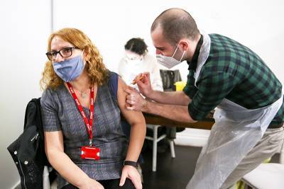 Три десятка случаев тромбоза выявлено у привитых от коронавируса в Великобритании